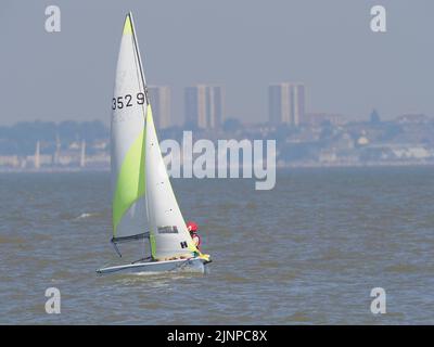 Sheerness, Kent, Regno Unito. 13th ago, 2022. UK Weather: Una mattina calda e soleggiata a Sheerness, Kent. Un gommone a vela RS Feva. Credit: James Bell/Alamy Live News Foto Stock