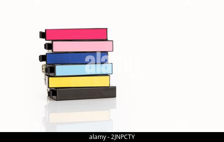 Pila di cartucce colorate per stampanti Injet isolate su sfondo bianco. Spazio di copia Foto Stock