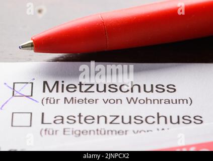 Dresda, Germania. 11th ago, 2022. ILLUSTRAZIONE - Una matita si trova accanto a un'applicazione di sussidio per l'alloggio su un tavolo. (Scena posta) Credit: Robert Michael/dpa/Alamy Live News Foto Stock