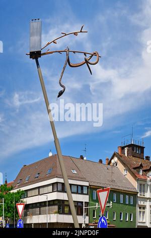 Ludwigsburg, Germania - Luglio 2022: Grande scultura di serpente sopra la strada che attraversa 'Sternkreuzung' chiamata 'Schlange über Kreuzung Foto Stock