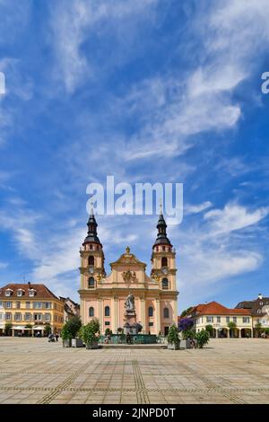 Ludwigsburg, Germania - Agosto 2022: Piazza della città chiamata 'Marktplatz' con la chiesa protestante chiamata 'Stadtkirche Ludwigsburg nel centro della città Foto Stock