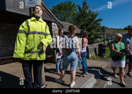 Kettlewell Scarecrow Festival (13th agosto 2022.) nelle Yorkshire Dales. Un evento annuale con spaventapasseri fatti dagli abitanti del villaggio. Foto Stock