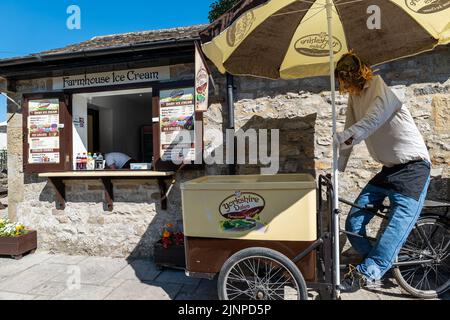 Kettlewell Scarecrow Festival (13th agosto 2022.) nelle Yorkshire Dales. Un evento annuale con spaventapasseri fatti dagli abitanti del villaggio. Foto Stock