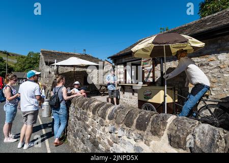 Kettlewell Scarecrow Festival (13th agosto 2022.) nelle Yorkshire Dales. Un evento annuale con spaventapasseri fatti dagli abitanti del villaggio. Foto Stock