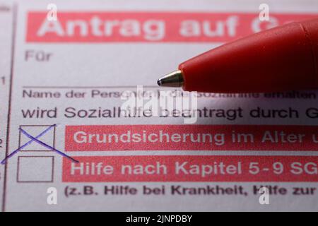 Dresda, Germania. 11th ago, 2022. ILLUSTRAZIONE - Una matita si trova su un'applicazione del welfare sociale su un tavolo. (Scena posta) Credit: Robert Michael/dpa/Alamy Live News Foto Stock