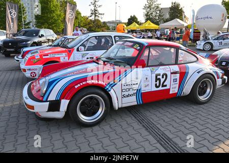 Danzica, Polonia - 12 agosto 2022: Porsche 911 auto da corsa in strada Foto Stock