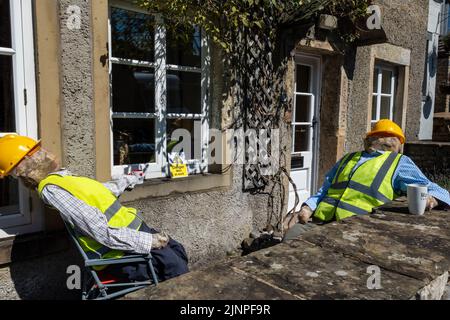 Kettlewell Scarecrow Festival (13th agosto 2022.) nelle Yorkshire Dales. Un evento annuale con spaventapasseri fatti dagli abitanti del villaggio. Foto Stock