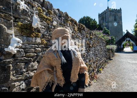 Kettlewell Scarecrow Festival (13th agosto 2022.) nelle Yorkshire Dales. Un evento annuale con spaventapasseri fatti dagli abitanti del villaggio. Foto Stock