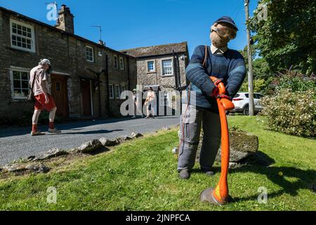 Kettlewell Scarecrow Festival (13th agosto 2022.) nelle Yorkshire Dales. Un evento annuale con spaventapasseri fatti dagli abitanti del villaggio. Foto Stock