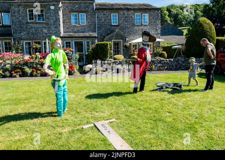 Kettlewell Scarecrow Festival (13th agosto 2022.) nelle Yorkshire Dales. Un evento annuale con spaventapasseri fatti dagli abitanti del villaggio. Foto Stock