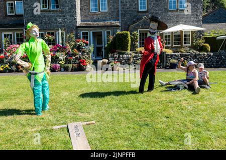 Kettlewell Scarecrow Festival (13th agosto 2022.) nelle Yorkshire Dales. Un evento annuale con spaventapasseri fatti dagli abitanti del villaggio. Foto Stock