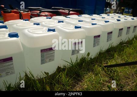 Tatarastan, Russia. 2022, 14 luglio. Contenitori con disinfettante DEOCID. La durata dell'effetto protettivo dei cereali contro le malattie. Foto Stock