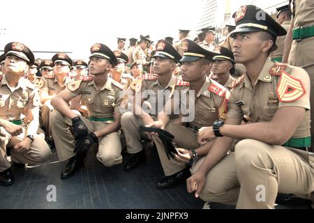 Cadetti e ufficiali della marina indonesiani che partecipano a un briefing, fotografati da KRI Dewaruci (Dewa Ruci), una nave alta indonesiana, mentre la goletta di tipo barquentino è aperta ai visitatori pubblici al porto di Kolinlamil (porto della Marina) a Tanjung Priok, nel nord di Giacarta, Jakarta, Indonesia. Foto Stock