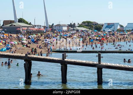 Southend on Sea, Essex, Regno Unito. 13th ago, 2022. Il clima caldo è continuato nella nuova città di Southend on Sea, con molte persone che si dirigono verso il resort per rinfrescarsi sul mare. Spiaggia affollata Foto Stock