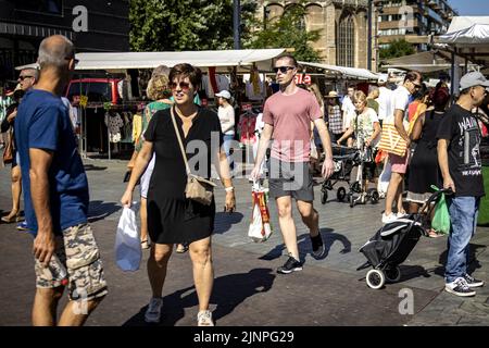 Rotterdam, Paesi Bassi. 13th ago, 2022. 2022-08-13 11:40:31:19 ROTTERDAM - la gente fa il loro shopping sul Markt sul Binnenrotte. Lo shopping è diventato il 12% più costoso in un anno. La pasta, il pane e l'olio di girasole in particolare sono aumentati notevolmente nel prezzo. ANP RAMON VAN FLYMEN netherlands OUT - belgium OUT Credit: ANP/Alamy Live News Foto Stock