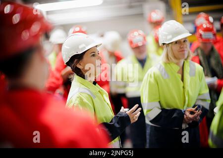 Kristiansand, Norvegia. 25th maggio, 2022. Annalena Baerbock (Buendnis 90/Die GRUENEN), Ministro federale degli esteri, visita la società industriale Elkem Vianodo insieme a Anniken Scharning Huitfeldt, Ministro degli esteri norvegese. Kristiansand, 05/25/2022 Credit: dpa/Alamy Live News Foto Stock