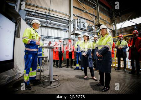 Kristiansand, Norvegia. 25th maggio, 2022. Annalena Baerbock (Buendnis 90/Die GRUENEN), Ministro federale degli esteri, visita la società industriale Elkem Vianodo insieme a Anniken Scharning Huitfeldt, Ministro degli esteri norvegese. Kristiansand, 05/25/2022 Credit: dpa/Alamy Live News Foto Stock