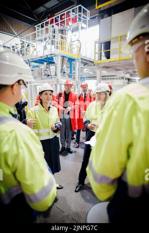 Kristiansand, Norvegia. 25th maggio, 2022. Annalena Baerbock (Buendnis 90/Die GRUENEN), Ministro federale degli esteri, visita la società industriale Elkem Vianodo insieme a Anniken Scharning Huitfeldt, Ministro degli esteri norvegese. Kristiansand, 05/25/2022 Credit: dpa/Alamy Live News Foto Stock