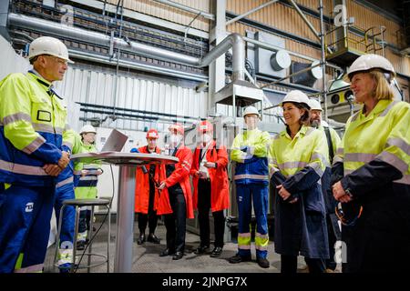 Kristiansand, Norvegia. 25th maggio, 2022. Annalena Baerbock (Buendnis 90/Die GRUENEN), Ministro federale degli esteri, visita la società industriale Elkem Vianodo insieme a Anniken Scharning Huitfeldt, Ministro degli esteri norvegese. Kristiansand, 05/25/2022 Credit: dpa/Alamy Live News Foto Stock