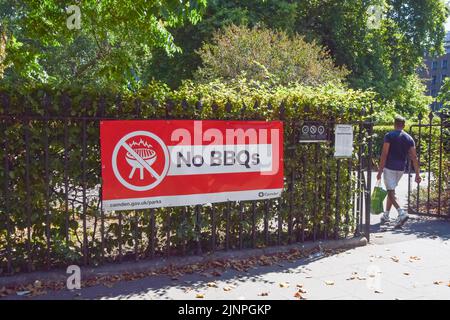 Londra, Regno Unito. 13th agosto 2022. Cartello "No BBQ" al Brunswick Square Gardens nel centro di Londra. I barbecue sono stati vietati nei parchi a causa dei rischi di incendio, in quanto una siccità, causata da cambiamenti climatici indotti dall'uomo, è ufficialmente dichiarata in alcune parti dell'Inghilterra. Credit: Vuk Valcic/Alamy Live News Foto Stock