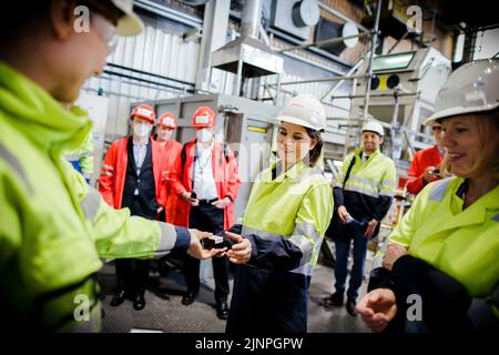 Kristiansand, Norvegia. 25th maggio, 2022. Annalena Baerbock (Buendnis 90/Die GRUENEN), Ministro federale degli esteri, visita la società industriale Elkem Vianodo insieme a Anniken Scharning Huitfeldt, Ministro degli esteri norvegese. Kristiansand, 05/25/2022 Credit: dpa/Alamy Live News Foto Stock