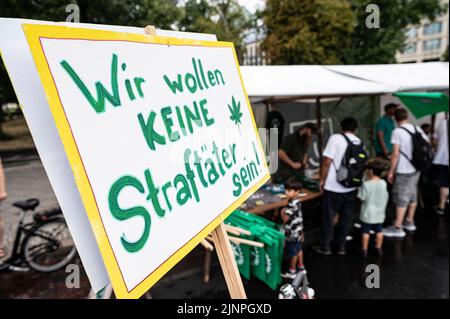 Berlino, Germania. 13th ago, 2022. Un cartello alla sfilata di canapa di Berlino-Mitte recita: "Non vogliamo essere criminali!”. La parata è una dimostrazione per la legalizzazione della cannabis. Credit: Fabian Sommer/dpa/Alamy Live News Foto Stock