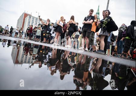 Berlino, Germania. 13th ago, 2022. La gente si trova sulla sfilata di canapa a Berlino-Mitte. Credit: Fabian Sommer/dpa/Alamy Live News Foto Stock