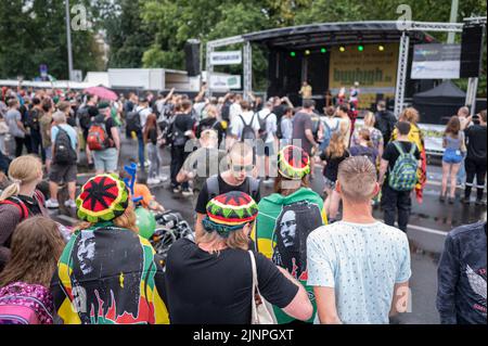 Berlino, Germania. 13th ago, 2022. Le persone con cappellini Rastafariani si trovano alla sfilata della canapa a Berlino-Mitte. La parata è una dimostrazione per la legalizzazione della cannabis. Credit: Fabian Sommer/dpa/Alamy Live News Foto Stock