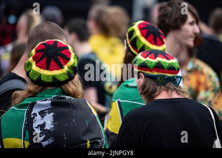 Berlino, Germania. 13th ago, 2022. Le persone che indossano cappellini Rastafarian si trovano alla sfilata di canapa a Berlino-Mitte. Credit: Fabian Sommer/dpa/Alamy Live News Foto Stock