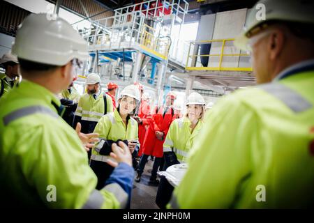 Kristiansand, Norvegia. 25th maggio, 2022. Annalena Baerbock (Buendnis 90/Die GRUENEN), Ministro federale degli esteri, visita la società industriale Elkem Vianodo insieme a Anniken Scharning Huitfeldt, Ministro degli esteri norvegese. Kristiansand, 05/25/2022 Credit: dpa/Alamy Live News Foto Stock