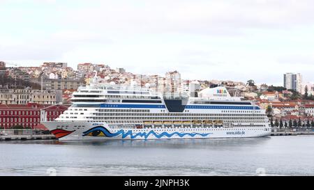 Una vista della nave da crociera AIDAstella ormeggiata sul lungomare di Lisbona in Portogallo. La nave da crociera è gestita dalla compagnia tedesca AIDA Cruises. Foto Stock