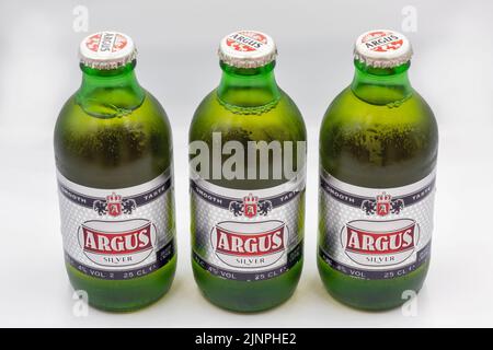 Corfù, Grecia - 02 agosto 2021: Sparo studio di Argus Silver bottiglie di birra primo piano sul bianco. E' una birra di marca propria del supermercato Lidl. Foto Stock