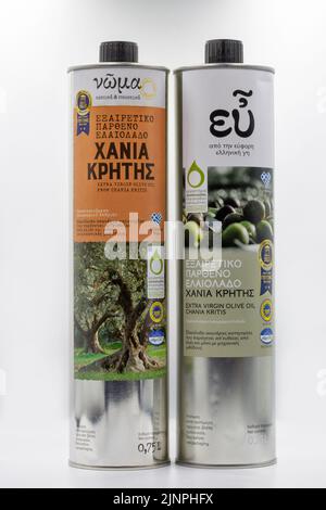 Corfù, Grecia - 15 agosto 2021: Foto studio di Xania Creta olio extravergine di oliva tins closeup su bianco. Foto Stock