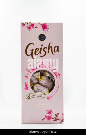 Corfù, Grecia - 15 agosto 2021: Fazer cioccolato al latte rosa tradizionale Geisha con morbido riempimento di nocciole primo piano su bianco. Fazer è una delle più grandi Foto Stock