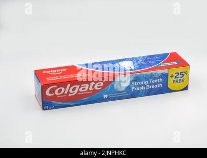 Kiev, Ucraina - 31 ottobre 2021: Colgate melograno, calcio e fluoro dentifricio pacchetto closeup su bianco. Colgate è un produttore di un ampio rang Foto Stock