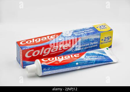 Kyiv, Ucraina - 18 giugno 2022: Tubo di calcio Colgate e dentifricio fluoruro e primo piano del pacco contro il bianco. Colgate è un produttore di una vasta gamma Foto Stock