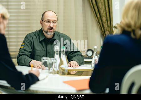 Kiev, Ucraina. 27th maggio, 2022. Il ministro federale dello sviluppo Svenja Schulze (DOCUP) incontra Denys Schmyhal, primo ministro ucraino. Kiev, 05/27/2022. Credit: dpa/Alamy Live News Foto Stock