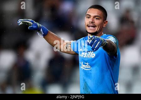 Parma, Italia. 12 agosto 2022. Elia Caprile di SSC Bari gesta durante la partita di calcio della Serie B tra Parma Calcio e SSC Bari. Credit: Nicolò campo/Alamy Live News Foto Stock