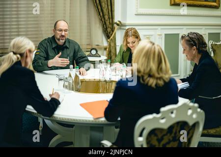 Kiev, Ucraina. 27th maggio, 2022. Il ministro federale dello sviluppo Svenja Schulze (DOCUP) incontra Denys Schmyhal, primo ministro ucraino. Kiev, 05/27/2022. Credit: dpa/Alamy Live News Foto Stock