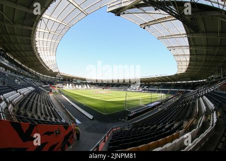 Vista generale all'interno dell'MKM Stadium in, il 8/13/2022. (Foto di David Greaves Photos/ Via/News Images/Sipa USA) Credit: Sipa USA/Alamy Live News Foto Stock