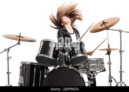 Giovane batterista femminile gettando i capelli e suonando tamburi isolati su sfondo bianco Foto Stock