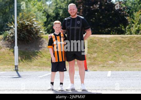 Hull, Regno Unito. 13th ago, 2022. Fan di Hull City a Hull, Regno Unito il 8/13/2022. (Foto di ben Early/News Images/Sipa USA) Credit: Sipa USA/Alamy Live News Foto Stock