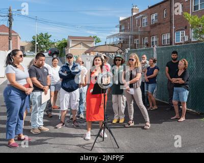 Queens, Stati Uniti. 12th ago, 2022. Il Senatore Jessica Ramos, NY Office of Emergency Management il primo vice commissario Christina Farrell e i volontari di Laborers Local 78 hanno tenuto una conferenza stampa a East Elmhurst Queens, NY il 12 agosto 2022 per condurre la prevenzione delle tempeste in aree ad alto rischio di alluvioni colpite dall'uragano Ida un anno fa. (Foto di Steve Sanchez/Sipa USA). Credit: Sipa USA/Alamy Live News Foto Stock