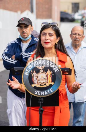 Queens, Stati Uniti. 12th ago, 2022. Il Senatore Jessica Ramos, NY Office of Emergency Management il primo vice commissario Christina Farrell e i volontari di Laborers Local 78 hanno tenuto una conferenza stampa a East Elmhurst Queens, NY il 12 agosto 2022 per condurre la prevenzione delle tempeste in aree ad alto rischio di alluvioni colpite dall'uragano Ida un anno fa. (Foto di Steve Sanchez/Sipa USA). Credit: Sipa USA/Alamy Live News Foto Stock