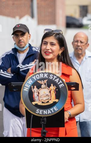 Queens, Stati Uniti. 12th ago, 2022. Il Senatore Jessica Ramos, NY Office of Emergency Management il primo vice commissario Christina Farrell e i volontari di Laborers Local 78 hanno tenuto una conferenza stampa a East Elmhurst Queens, NY il 12 agosto 2022 per condurre la prevenzione delle tempeste in aree ad alto rischio di alluvioni colpite dall'uragano Ida un anno fa. (Foto di Steve Sanchez/Sipa USA). Credit: Sipa USA/Alamy Live News Foto Stock