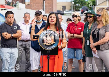 Queens, Stati Uniti. 12th ago, 2022. Il Senatore Jessica Ramos, NY Office of Emergency Management il primo vice commissario Christina Farrell e i volontari di Laborers Local 78 hanno tenuto una conferenza stampa a East Elmhurst Queens, NY il 12 agosto 2022 per condurre la prevenzione delle tempeste in aree ad alto rischio di alluvioni colpite dall'uragano Ida un anno fa. (Foto di Steve Sanchez/Sipa USA). Credit: Sipa USA/Alamy Live News Foto Stock