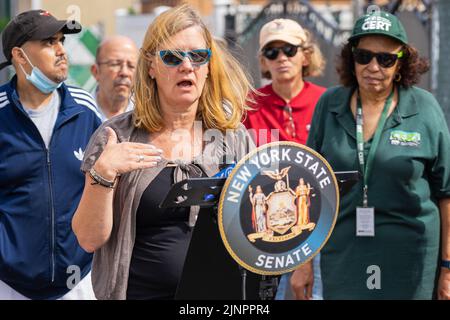 Queens, Stati Uniti. 12th ago, 2022. NY Office of Emergency Management il primo vice commissario Christina Farrell si unisce alla senatrice Jessica Ramos e ai volontari dei lavoratori il locale 78 ha tenuto una conferenza stampa a East Elmhurst Queens, NY il 12 agosto 2022 per condurre la prevenzione delle tempeste nelle aree ad alto rischio di alluvione colpite dall'uragano Ida un anno fa. (Foto di Steve Sanchez/Sipa USA). Credit: Sipa USA/Alamy Live News Foto Stock