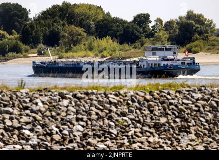 Germania. 13th ago, 2022. 2022-08-13 13:01:30:19 SPIJK - navi sul Reno. La navigazione interna sta attraversando un notevole ostacolo a causa del basso livello delle acque, il che significa che in Germania è possibile trasportare meno container su una gran parte del Reno. Il Reno è la principale via di trasporto merci dai porti di Rotterdam, Amsterdam e Anversa alle zone industriali della Germania occidentale e anche alla Svizzera. ANP KOEN VAN WEEL netherlands OUT - belgium OUT Credit: ANP/Alamy Live News Foto Stock