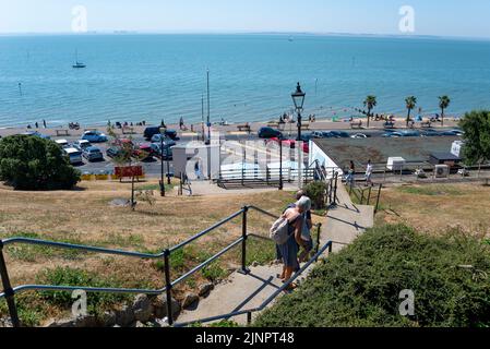 Scendi lungo i Cliff Gardens dal Cliffs Pavilion fino alla Western Esplanade, Southend on Sea, Essex, Regno Unito, con il lungomare dell'estuario del Tamigi Foto Stock