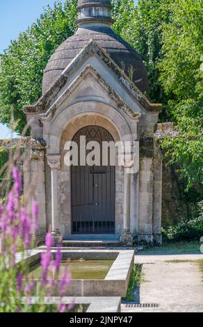 Piccolo edificio relipious nei giardini botanici della Cattedrale di Limoges Francia Foto Stock